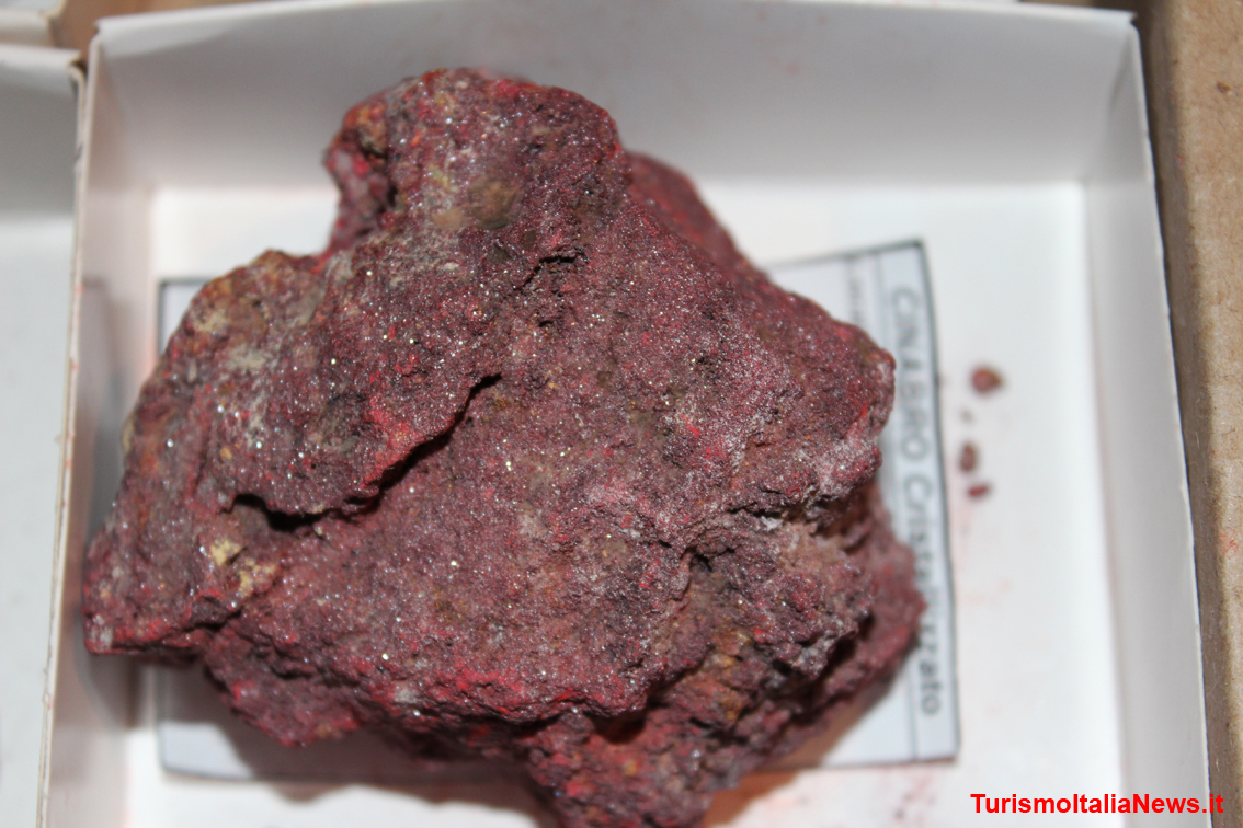 Il cinabro si presenta come una brillante pietra color rosso