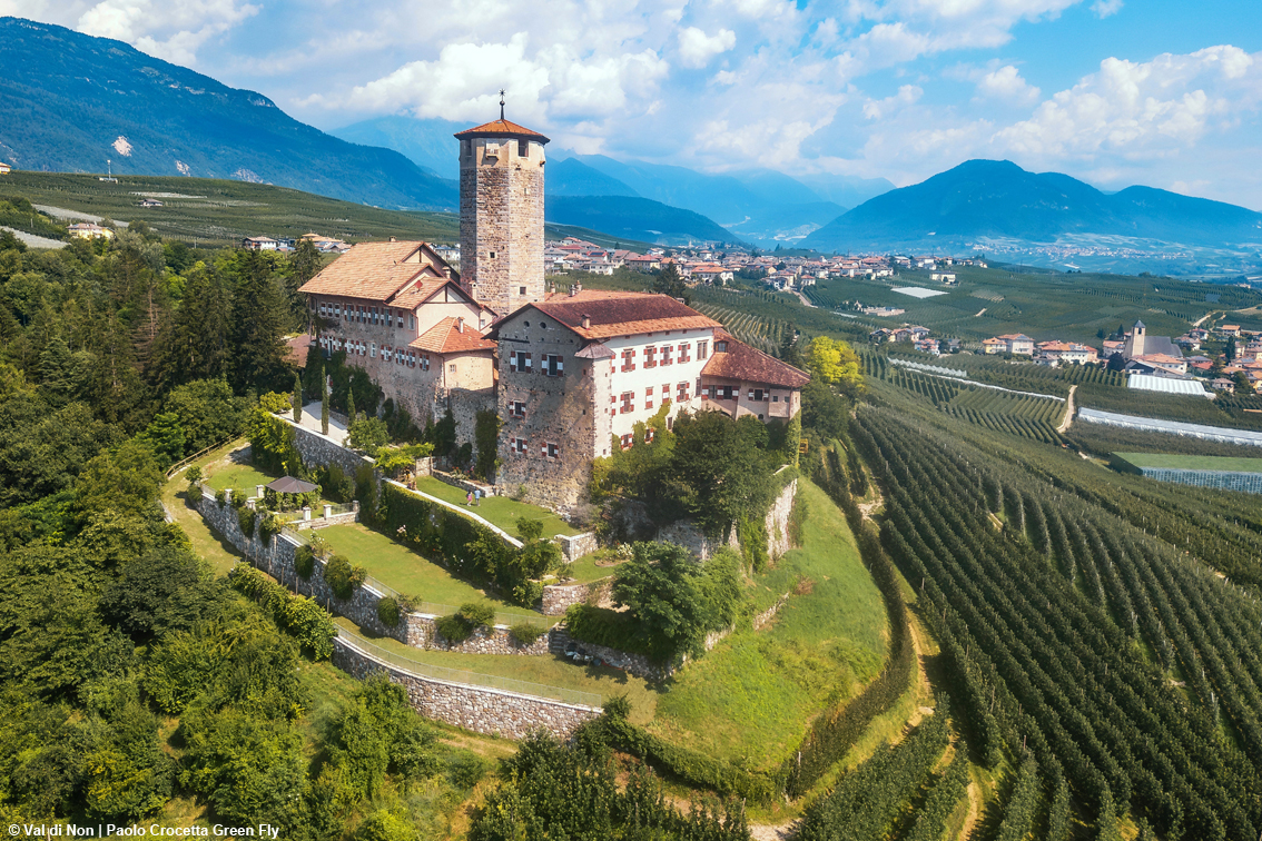 Val di Non, l’estate della lentezza: viaggio tra laghi, castelli e sentieri per ritrovare il tempo delle emozioni