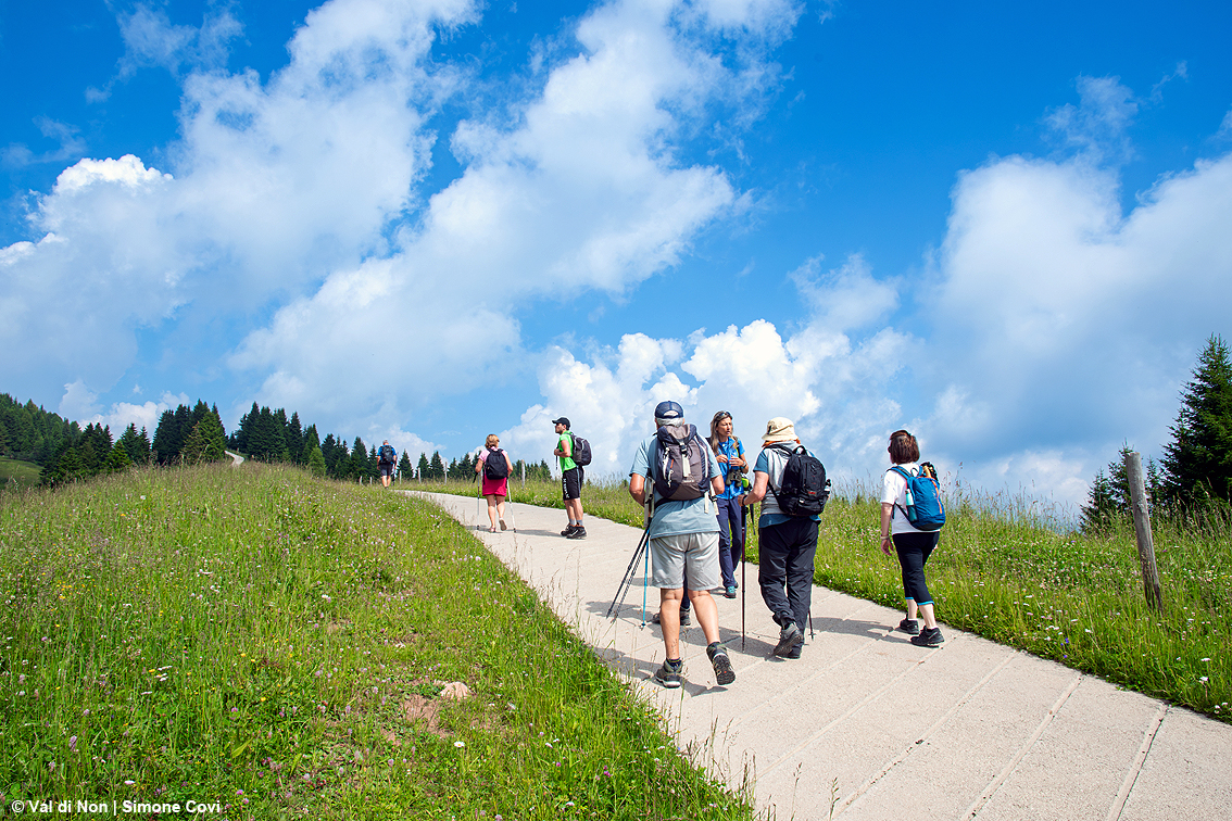 Val di Non, l’estate della lentezza: viaggio tra laghi, castelli e sentieri per ritrovare il tempo delle emozioni