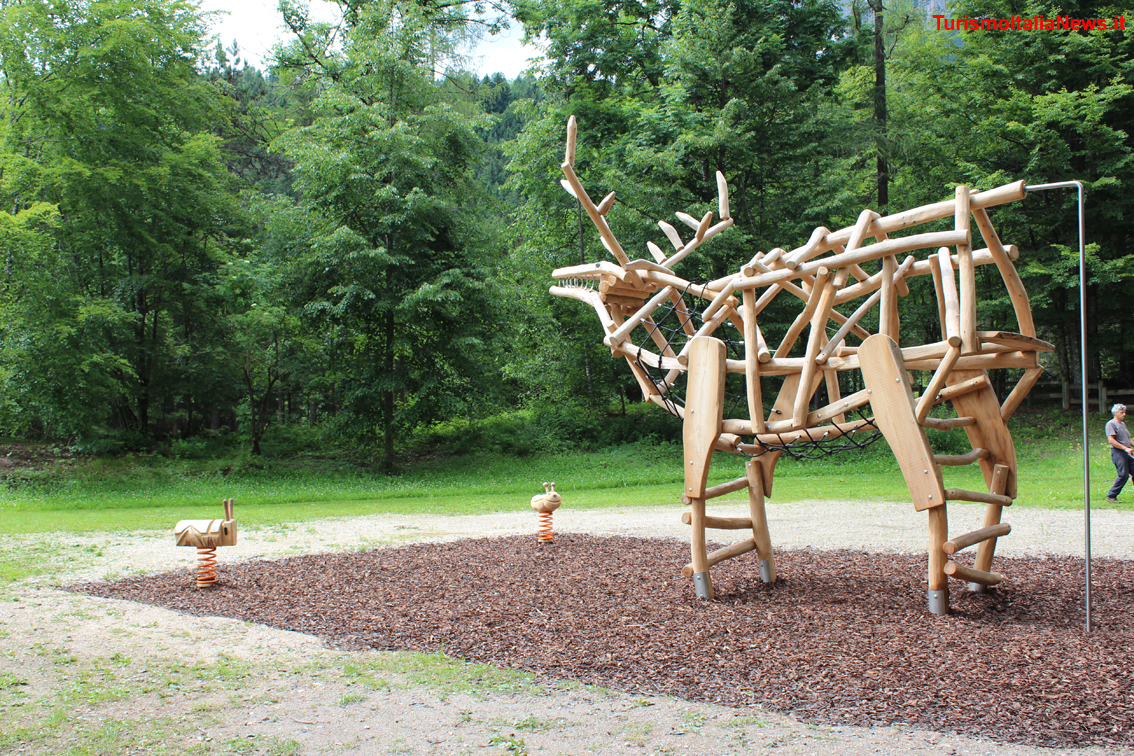 Nel giardino della Villa Welsperg è stata collocata una struttura ludica per la gioia dei bambini: un cervo, animale simbolo del Parco, con il quale e dentro il quale si può giocare e arrampicarsi. La struttura è stata progettata e realizzata dalla ditta Archplay di Lagundo (Bz)