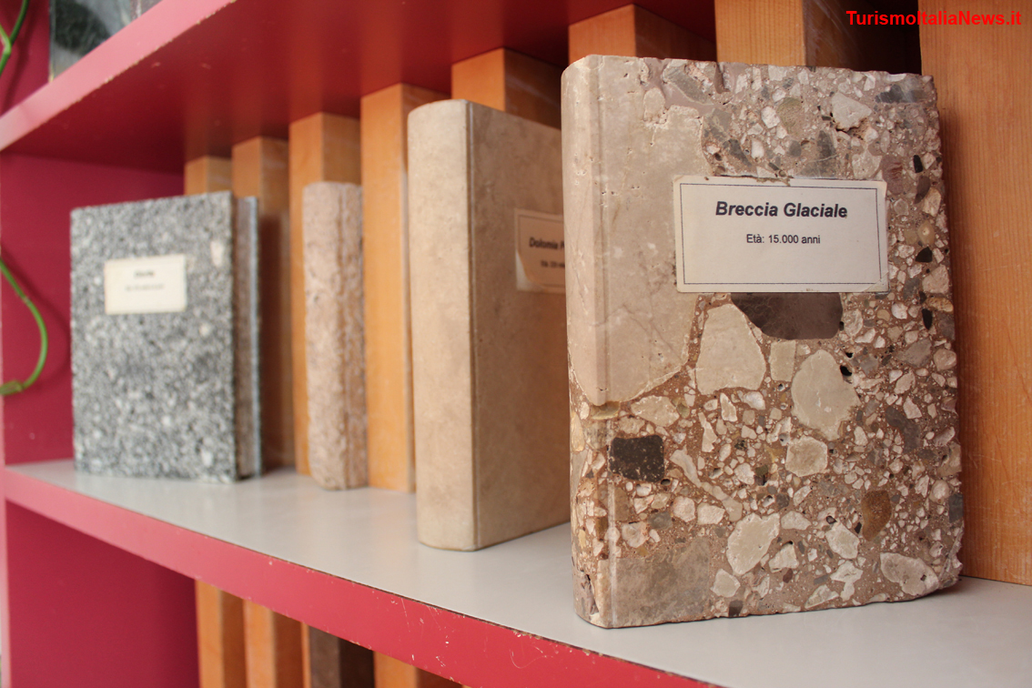 La litoteca è la collezione della maggior parte delle rocce che costituiscono le montagne del Parco, ma anche le principali rocce del Trentino e anche dell'intero arco alpino. La particolarità sta nel fatto che ci sono veri e propri “libri”, tagliati e scolpiti a mano come tali a partire da rocce raccolte nel Parco