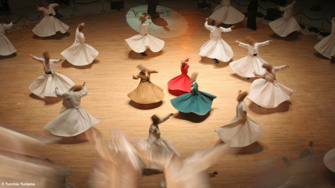 A Konya, nel cuore dell’Anatolia, la cerimonia di Şeb-i Aruz: la danza dei dervisci rotanti è Patrimonio dell’Umanità Unesco