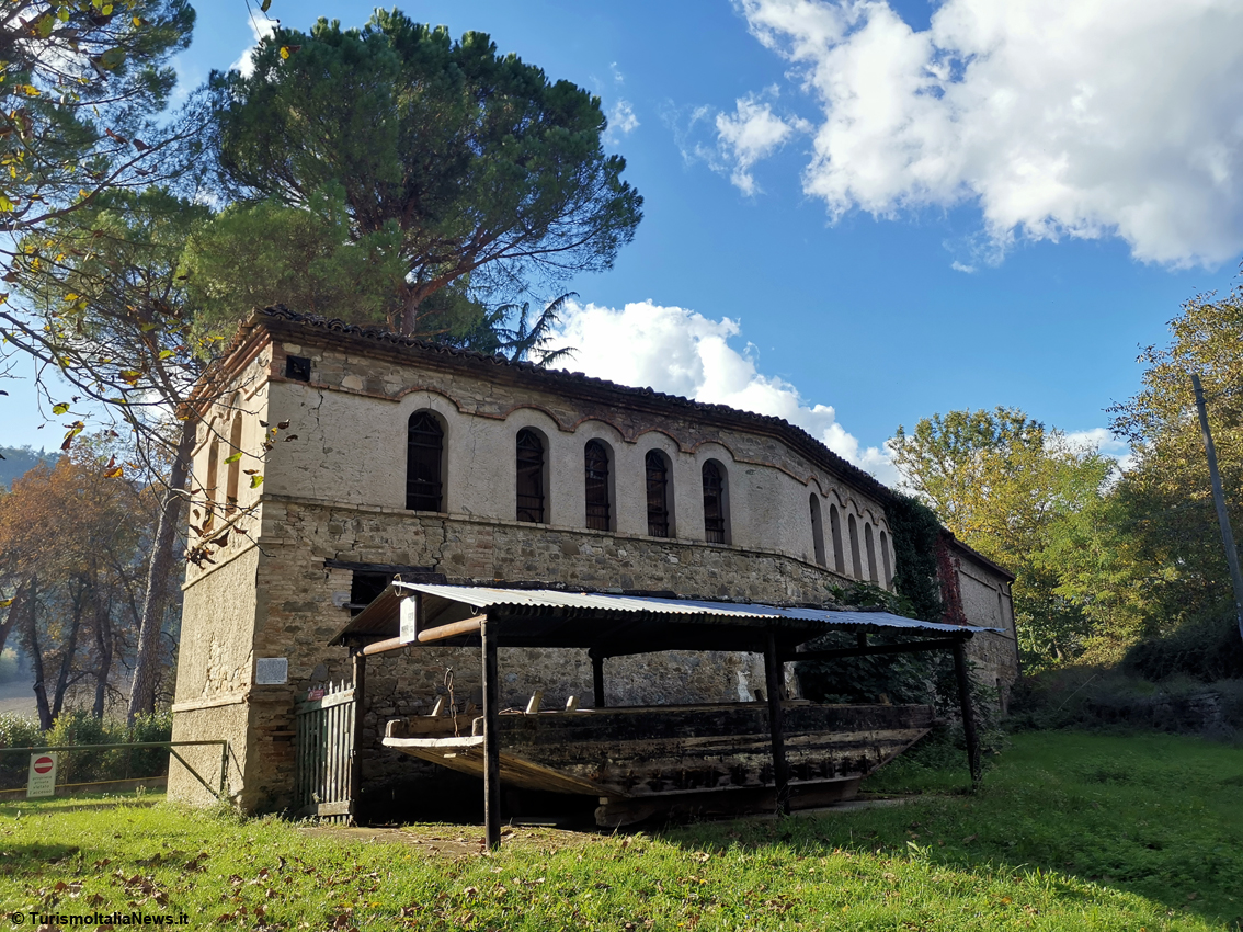 http://www.turismoitalianews.it/images/stories/umbria/Valfabbrica_LaBarcaccia03.jpg