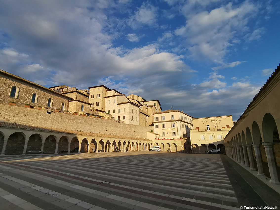 Assisi oltre le mura, una pubblicazione del Comune fornice un cambio di prospettiva nell’osservare e nel descrivere la città Patrimonio Unesco