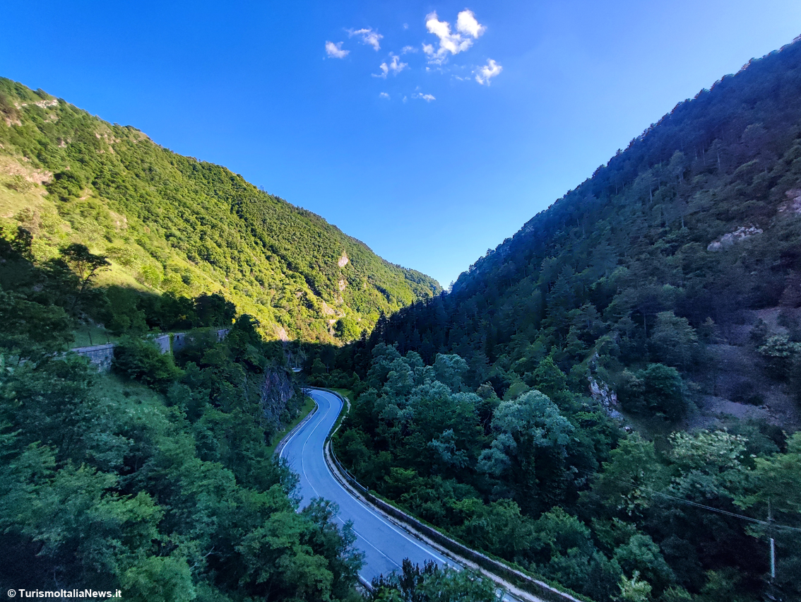 Gubbio: nel cuore della Gola del Bottaccione, dove la scienza incontra la meraviglia del paesaggio (e i dinosauri scomparsi)