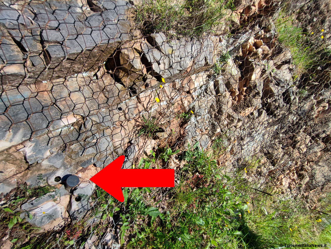 Gubbio: nel cuore della Gola del Bottaccione, dove la scienza incontra la meraviglia del paesaggio (e i dinosauri scomparsi)