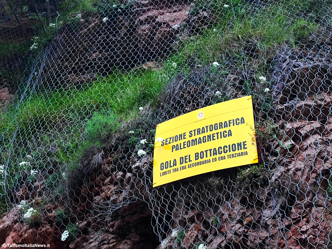 Gubbio: nel cuore della Gola del Bottaccione, dove la scienza incontra la meraviglia del paesaggio (e i dinosauri scomparsi)