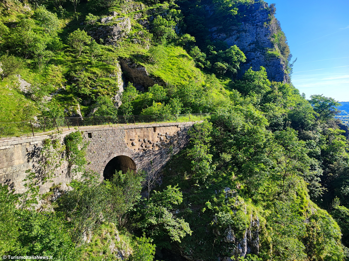 Gubbio: nel cuore della Gola del Bottaccione, dove la scienza incontra la meraviglia del paesaggio (e i dinosauri scomparsi)