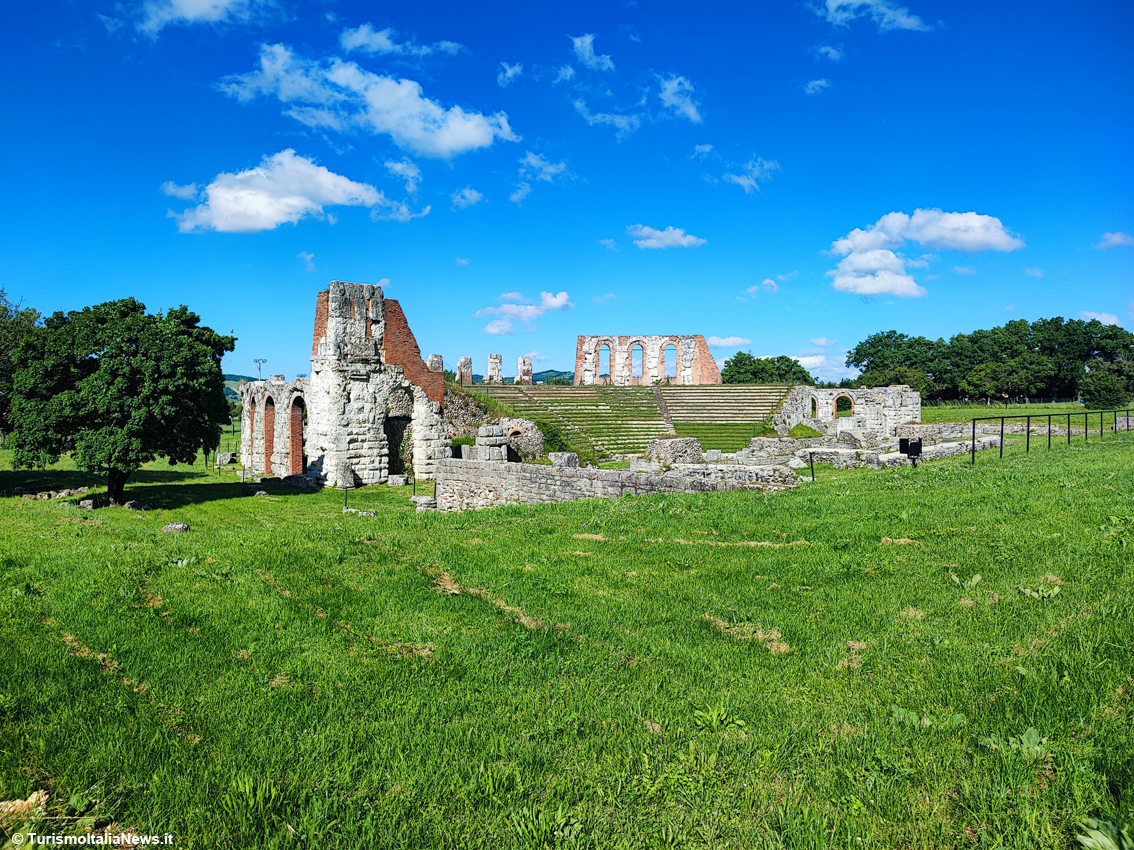 Gubbio: nel Teatro Romano c’è lo spettacolo del tempo fra storia, bellezza e cultura viva