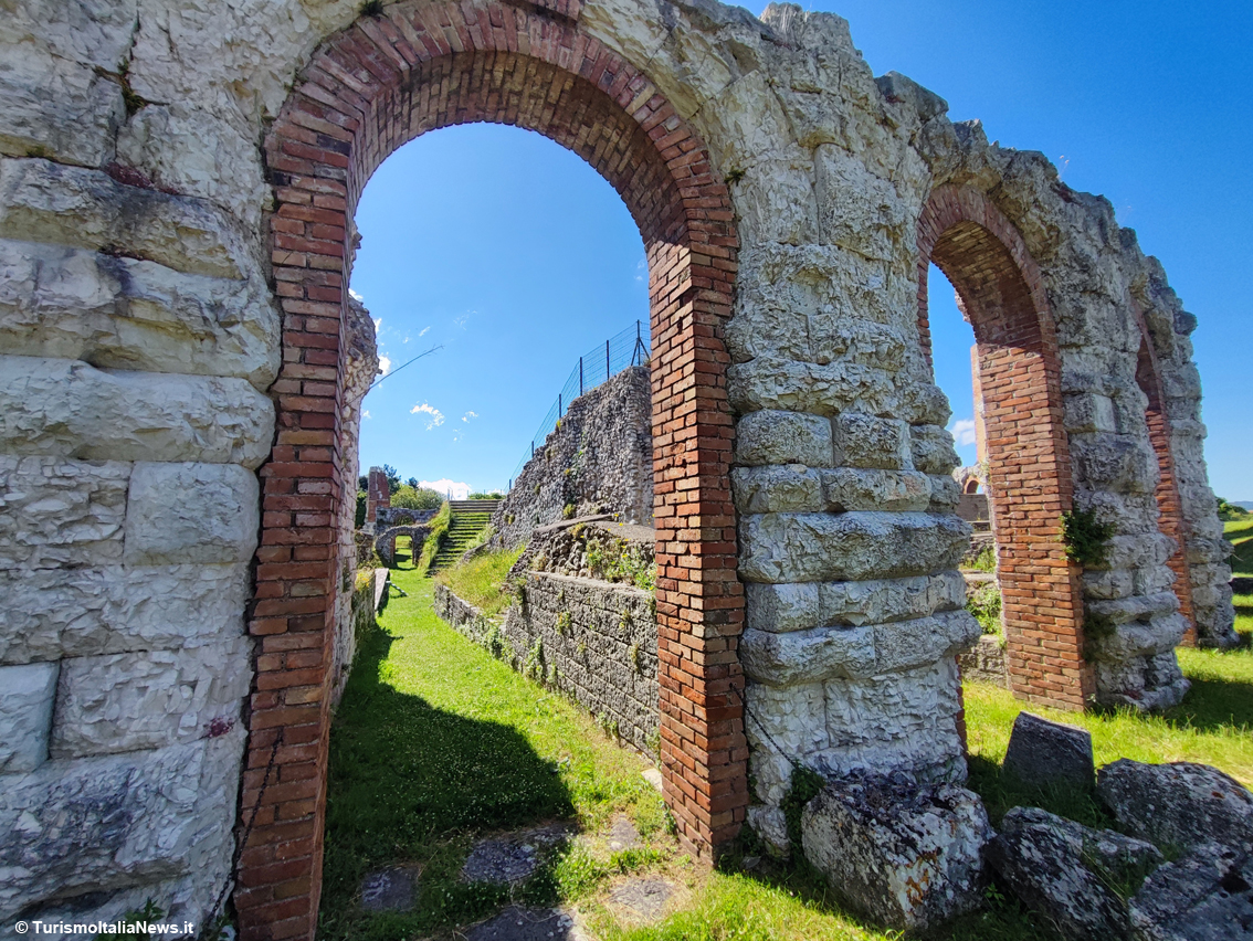 Gubbio: nel Teatro Romano c’è lo spettacolo del tempo fra storia, bellezza e cultura viva