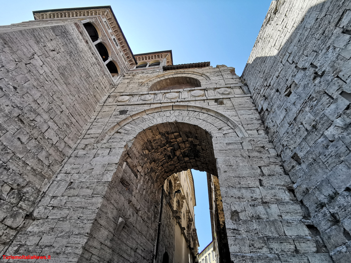 images/stories/umbria_Perugia/ArcoEtrusco02.jpg