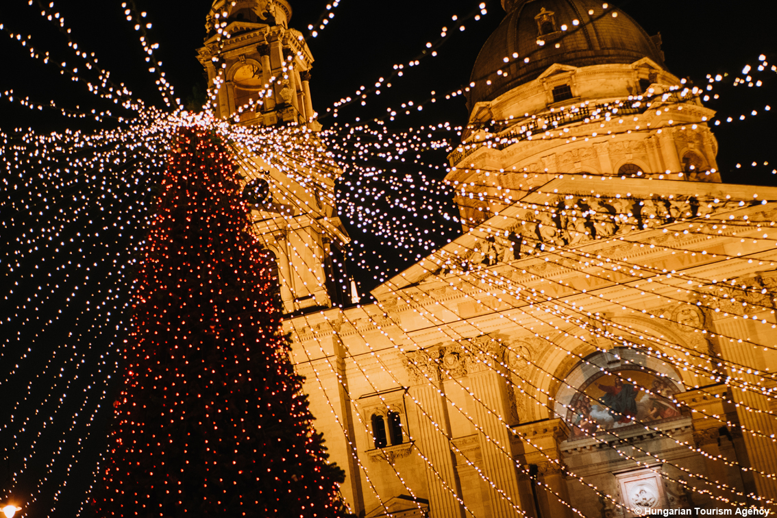 Budapest, a Natale il Danubio diventa scintillante: addobbi stratosferici per la Capitale e mille delizie nei mercatini