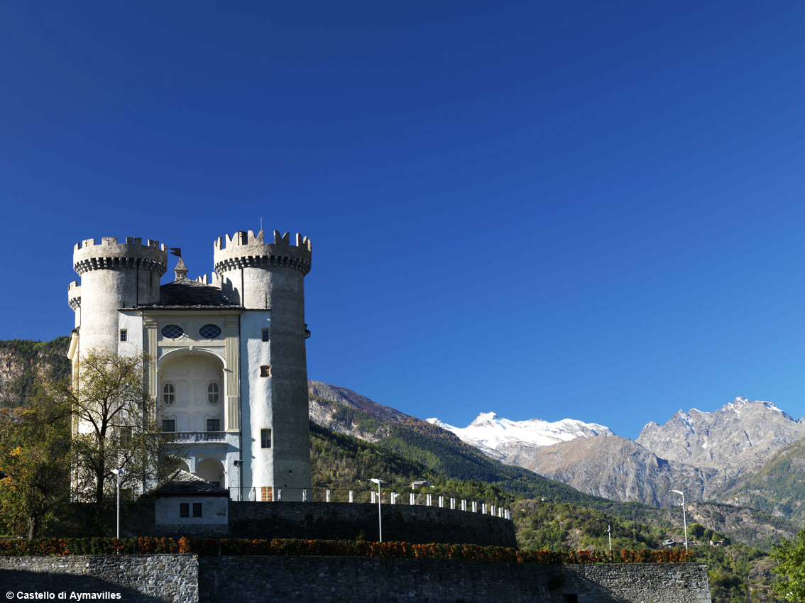 Per Natale il castello di Aymavilles si dona ai visitatori: regalo scenografico in Valle d’Aosta con il suggestivo maniero protagonista