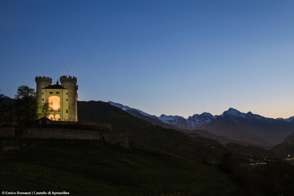 Per Natale il castello di Aymavilles si dona ai visitatori: regalo scenografico in Valle d’Aosta con il suggestivo maniero protagonista
