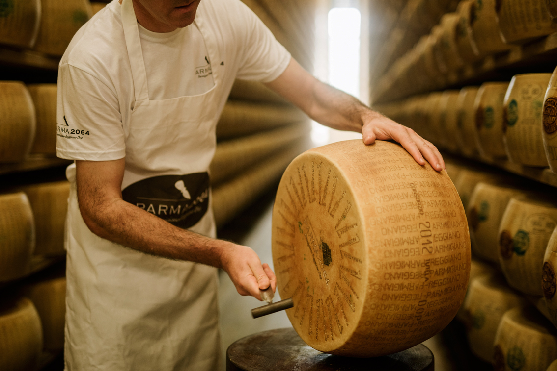 Il Parmigiano Reggiano 2064: la battitura della forma (Credit Infraordinario)