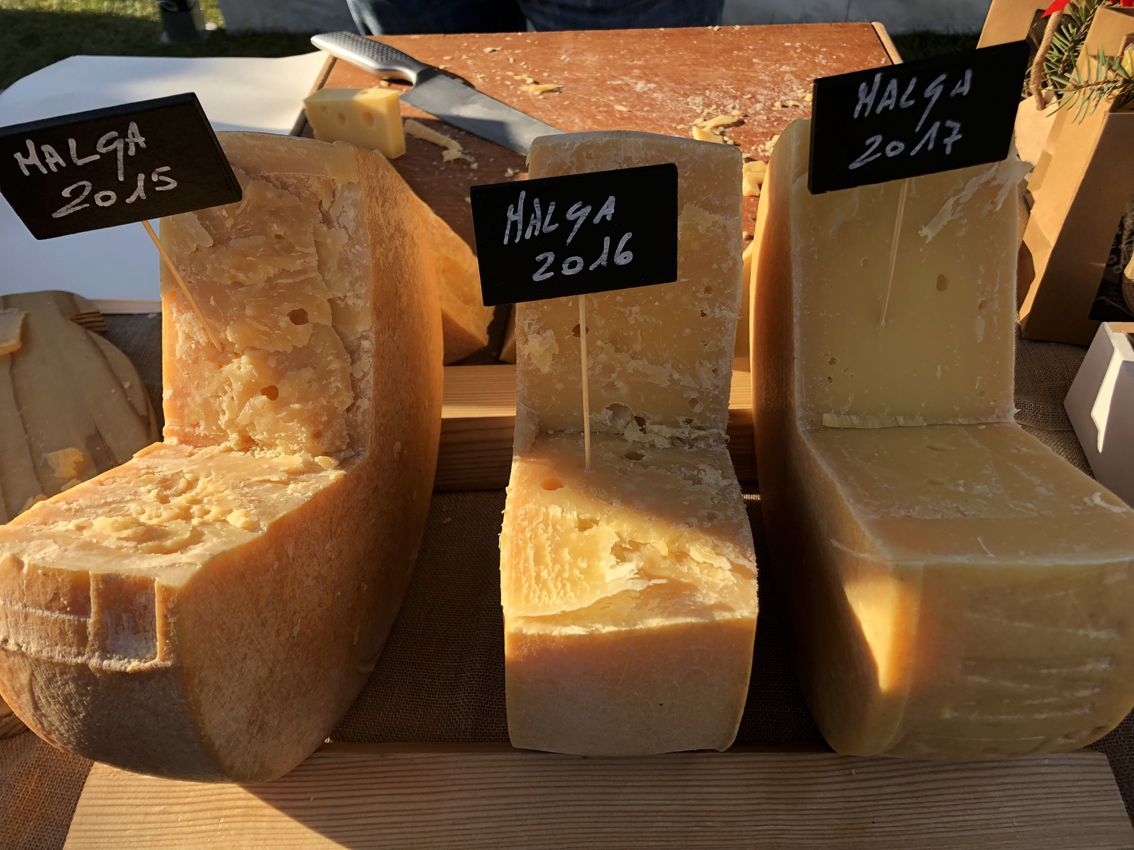 Fums, profums, salums & Formandi: festa del gusto in Carnia, a Sutrio protagonisti i salumi e i formaggi di malga (foto Claudio Rizzi)