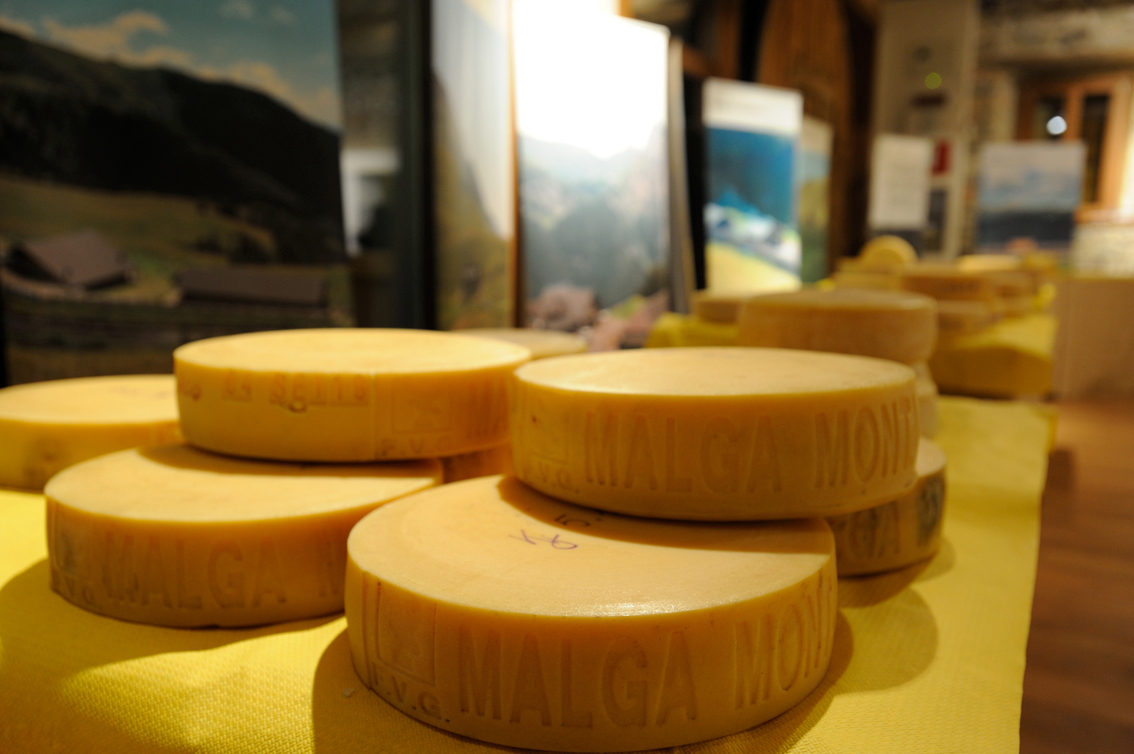 Fums, profums, salums & Formandi: festa del gusto in Carnia, a Sutrio protagonisti i salumi e i formaggi di malga (foto Claudio Rizzi)