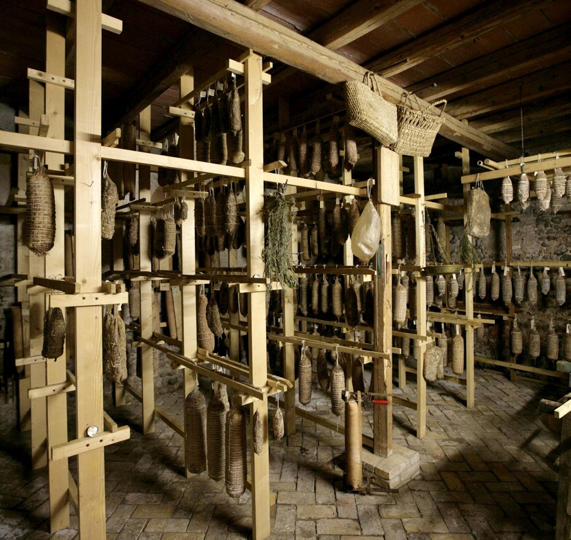 Fums, profums, salums & Formandi: festa del gusto in Carnia, a Sutrio protagonisti i salumi e i formaggi di malga