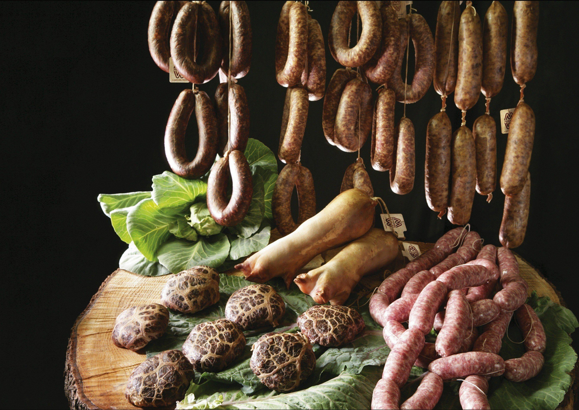 Fums, profums, salums & Formandi: festa del gusto in Carnia, a Sutrio protagonisti i salumi e i formaggi di malga (foto Claudio Rizzi)