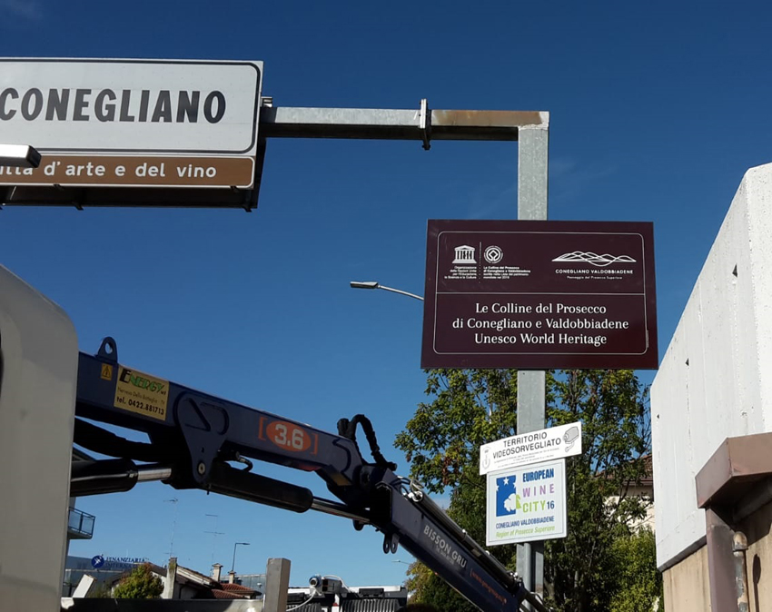 Colline del Prosecco Unesco: a Conegliano e Valdobbiadene i primi cartelli segnaletici World Heritage