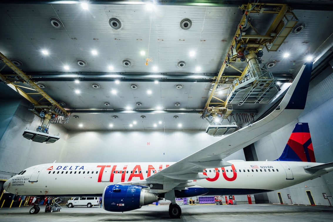 Delta: livrea con i nomi dei 90.000 dipendenti come ringraziamento allo staff, la compagnia verso zero emissioni