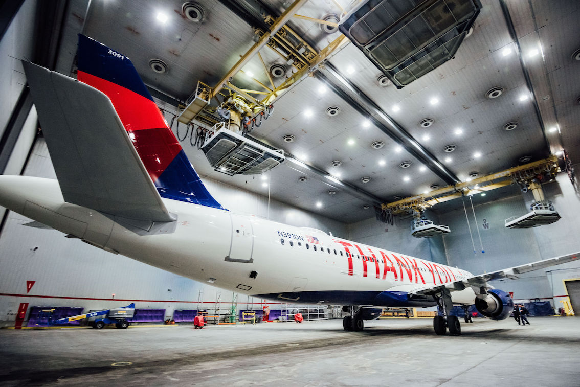 Delta: livrea con i nomi dei 90.000 dipendenti come ringraziamento allo staff, la compagnia verso zero emissioni