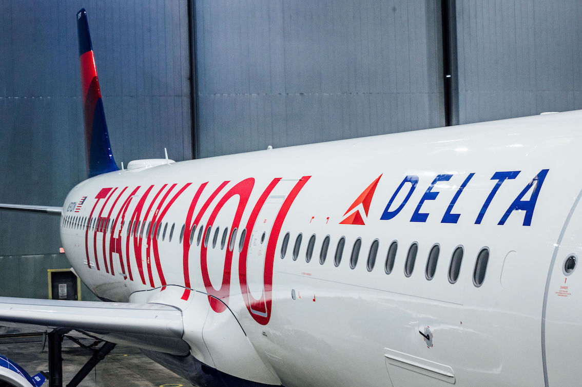 Delta: livrea con i nomi dei 90.000 dipendenti come ringraziamento allo staff, la compagnia verso zero emissioni