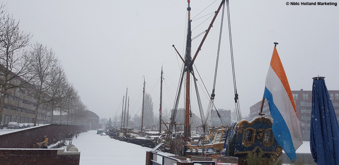 Piatti tipici olandesi serviti su un vascello del XIX secolo: è l’Utrecht State Yacht nel canale Veilinghavenkade