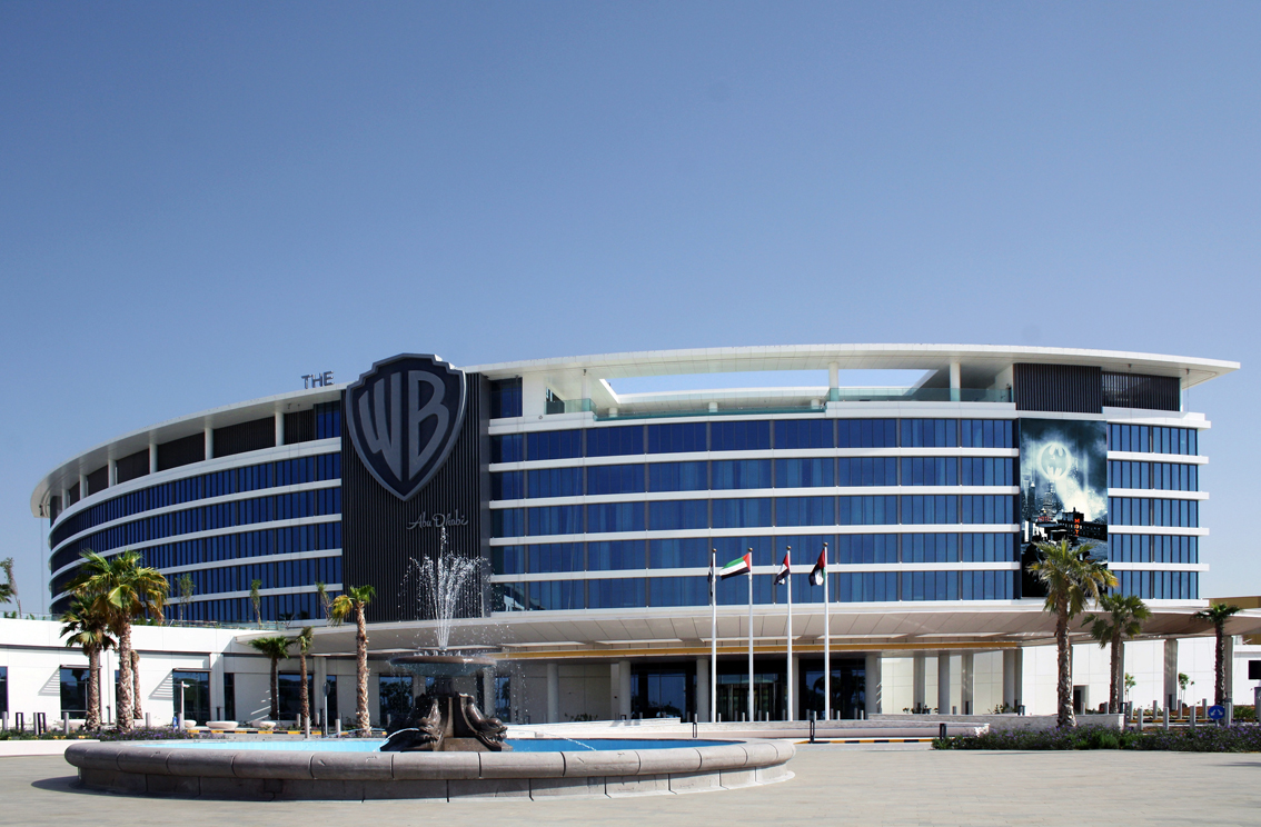 Sull’isola Yas di Abu Dhabi apre a novembre il primo hotel al mondo di Warner Bros a pochi passi dal pluripremiato parco tematico