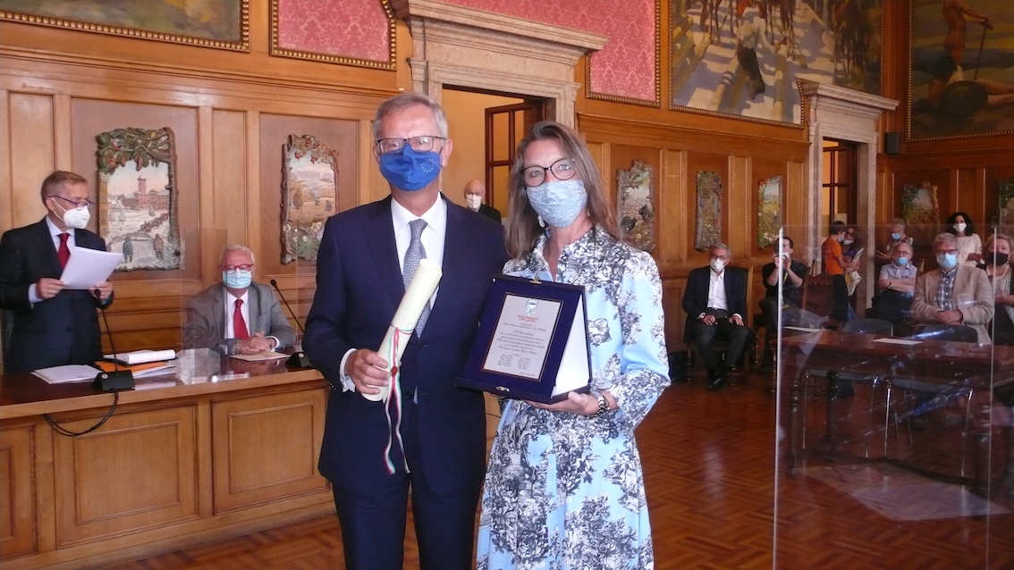 Gian Angelo Bellati, Console di Lussemburgo con Isabelle Faber, delle Poste del Lussemburgo con Premio Asiago per il turismo