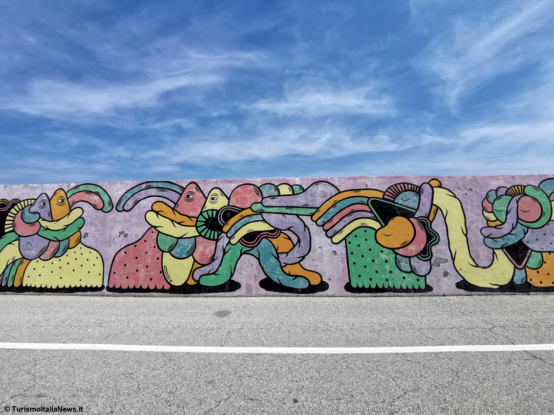 Il Museo d’arte urbana dialoga con la città in forma in molta creativa: dal porto di Civitanova Marche un percorso tutto a colori
