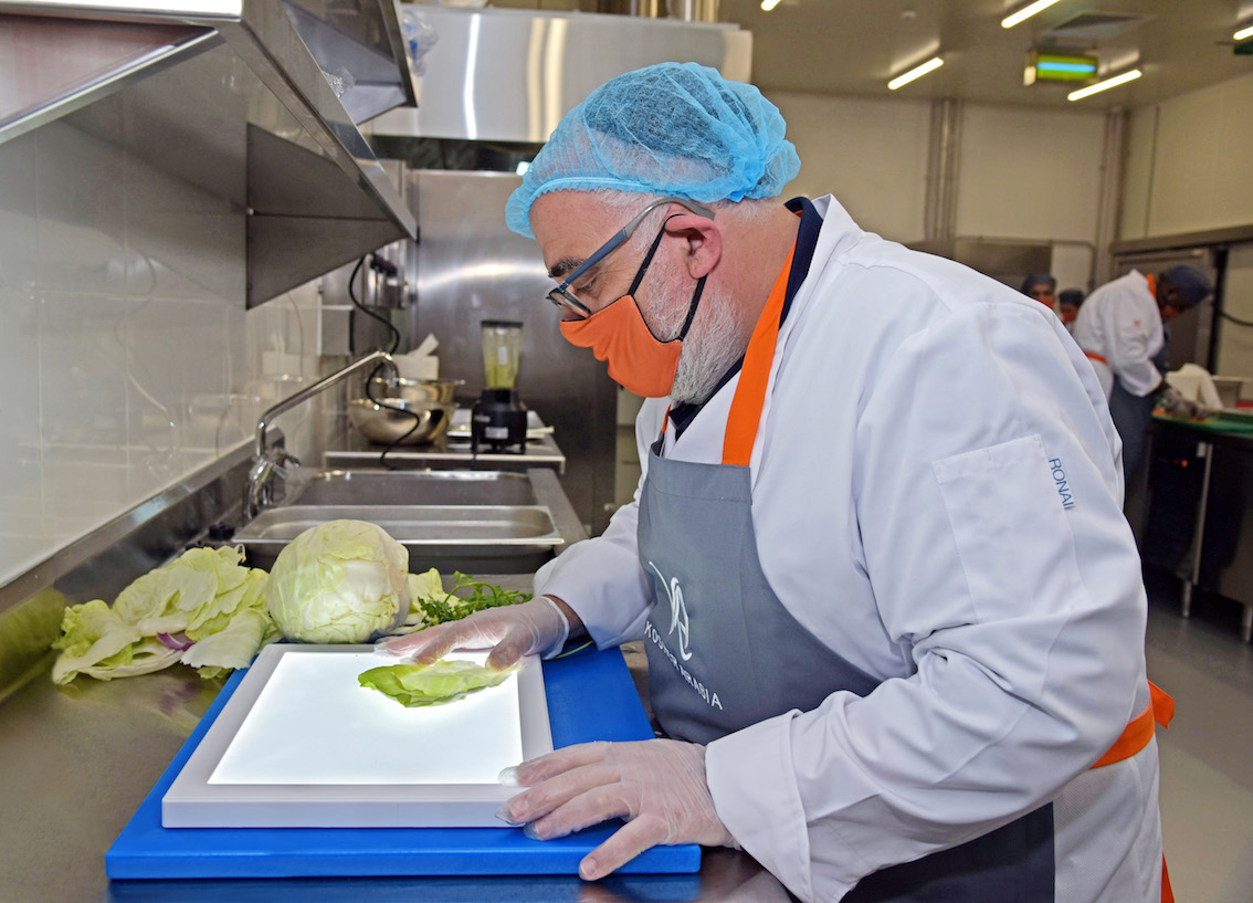 Con Emirates si mangia kosher: avviata la produzione di pietanze in un impianto all'avanguardia certificato