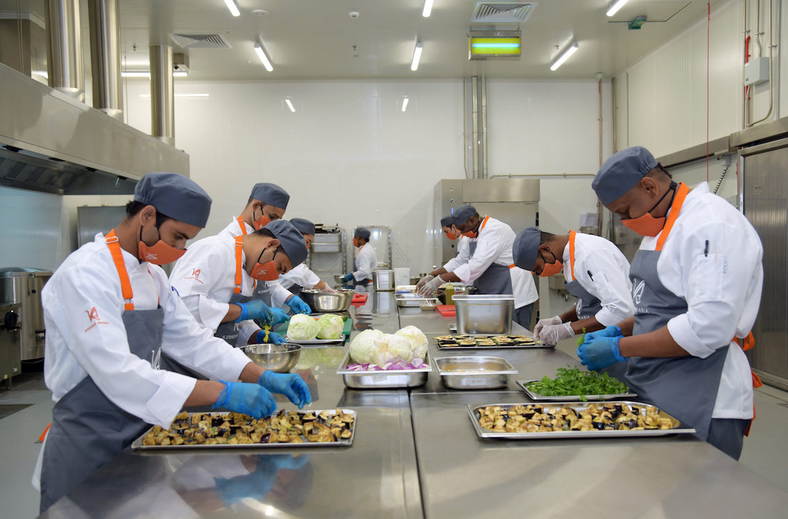 Con Emirates si mangia kosher: avviata la produzione di pietanze in un impianto all'avanguardia certificato