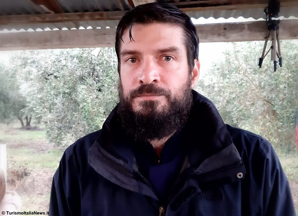 Tra dolcezza e salinità, fra le lagune del Golfo di Ambracia, nasce un Extravergine unico: lo firma Padre Vasileios