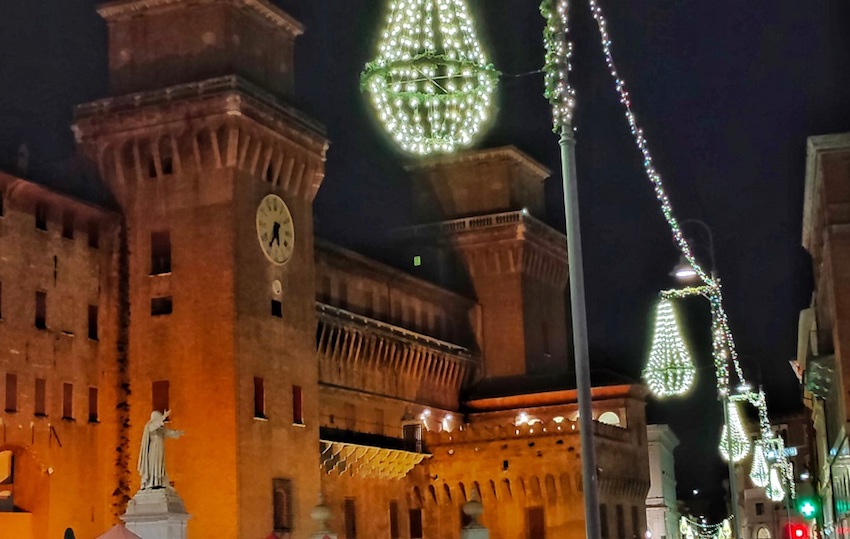 A Ferrara accese le luminarie di Natale: 100 km di strisce led, illuminato anche il “boulevard” di corso Cavour