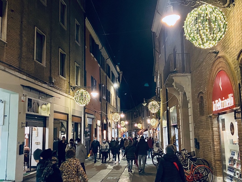 A Ferrara accese le luminarie di Natale: 100 km di strisce led, illuminato anche il “boulevard” di corso Cavour