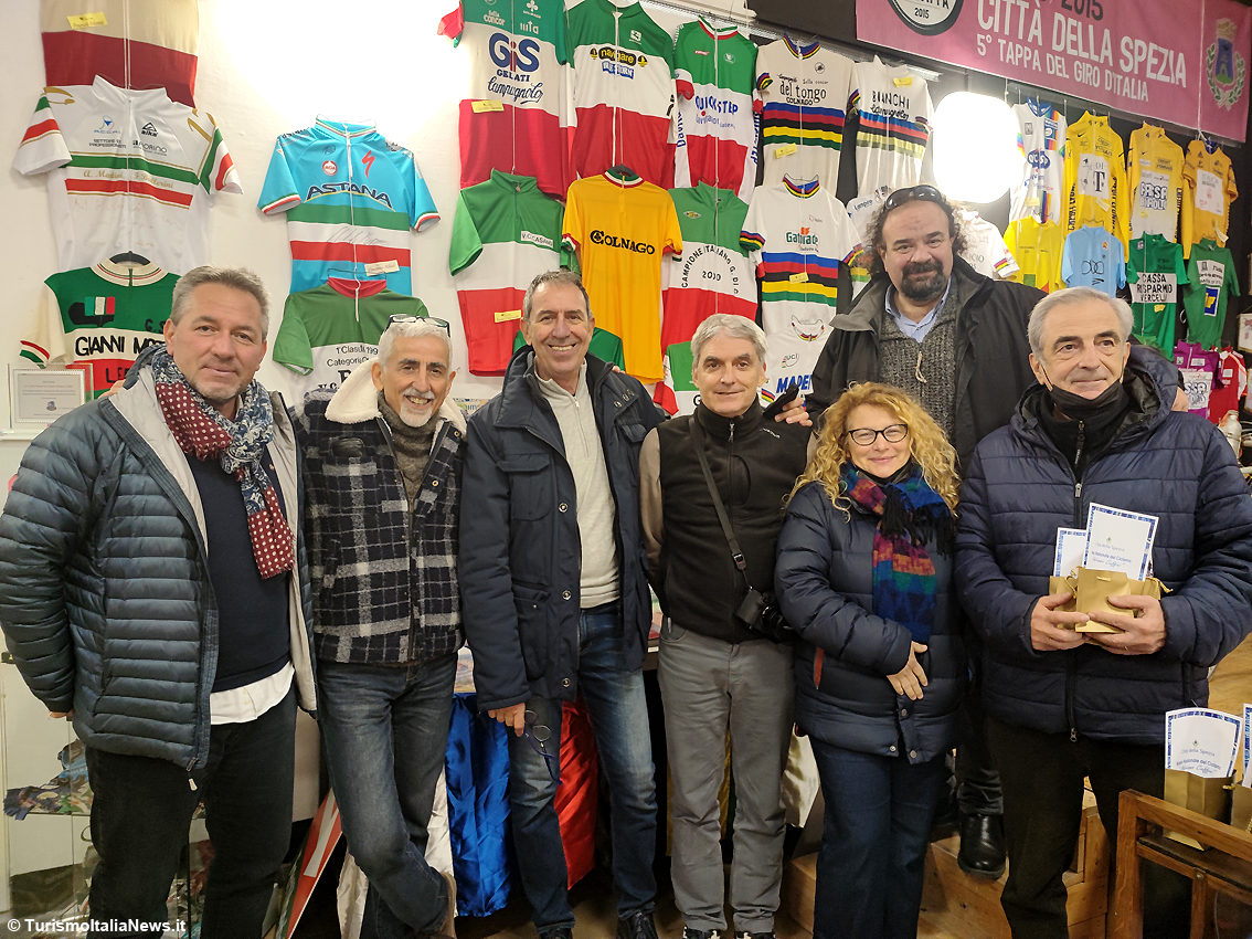 Il presidente dell’associazione sportiva “Lorelì” Giancarlo Zoppi insieme al gruppo di soci che sostiene e promuove le attività del Museo