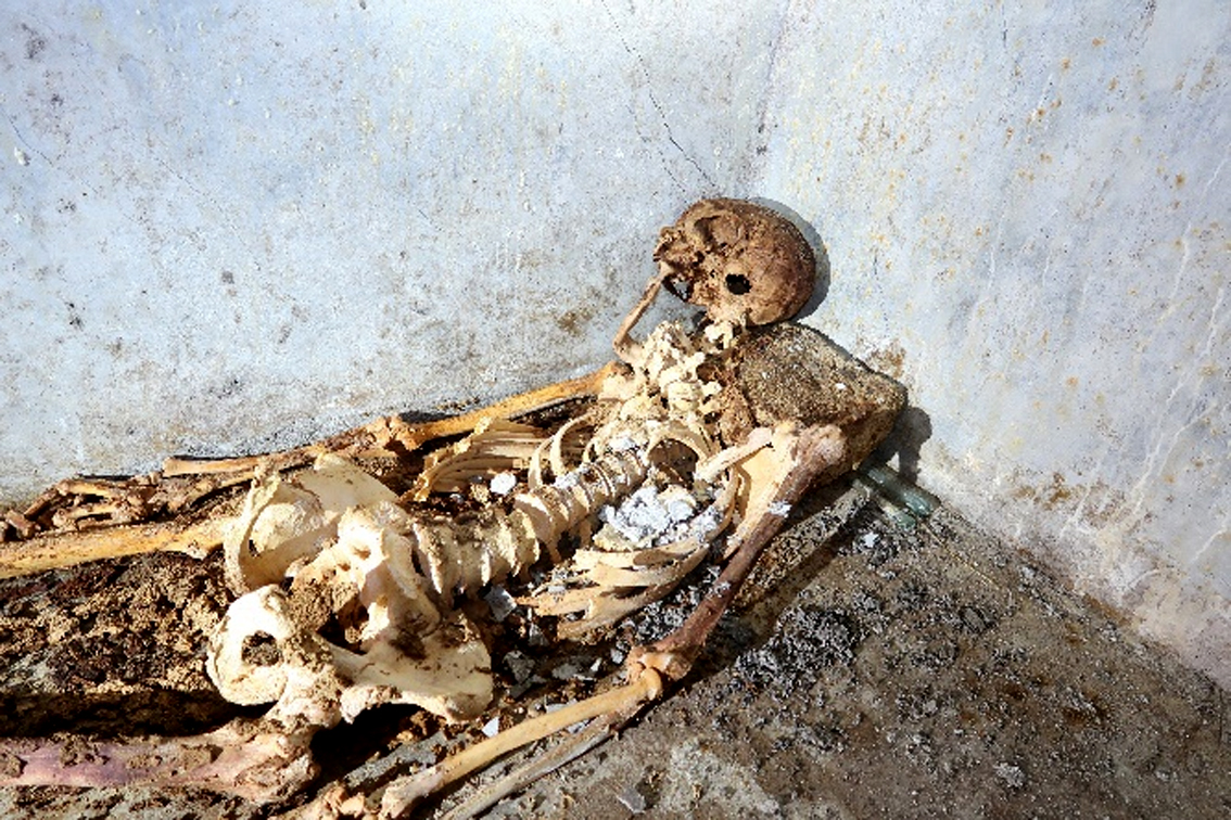 Nuove scoperte a Pompei: a Porta Sarno torna alla luce la tomba di Marcus Venerius Secundio con resti umani mummificati e un’iscrizione monumentale 