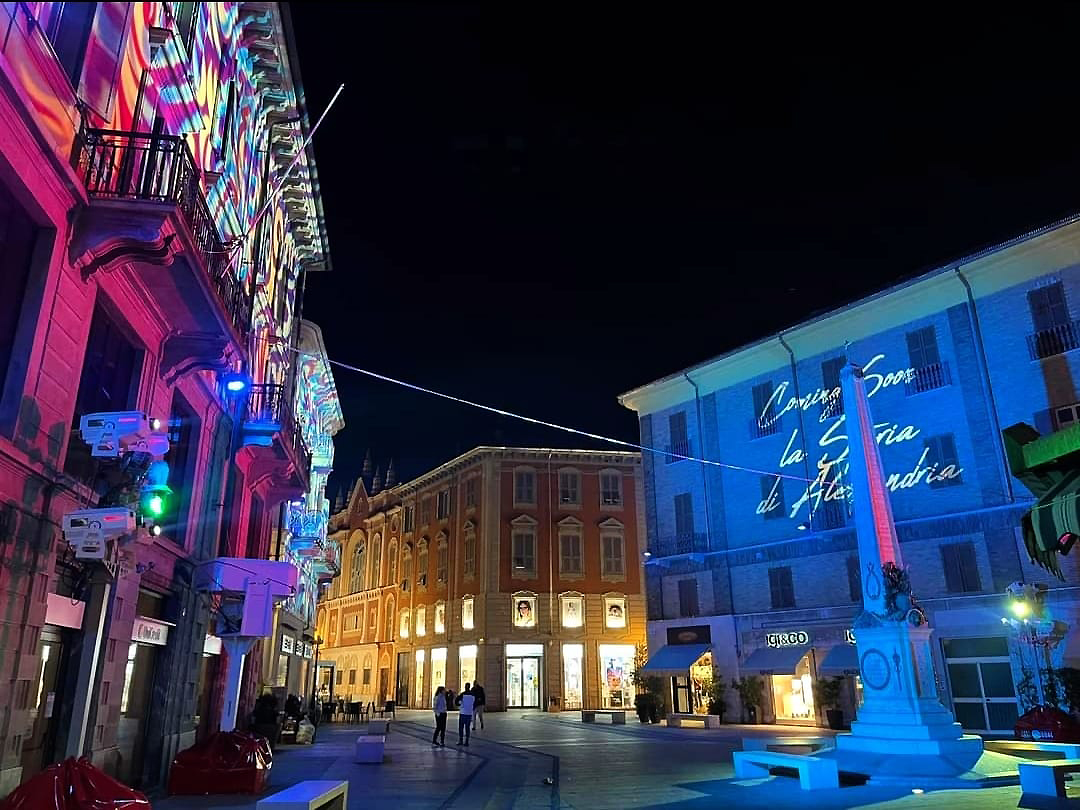 Da Napoleone a Umberto Eco, da Giorgio Vasari a Borsalino, un nuovo racconto sui muri della città: debutta il suggestivo videomapping