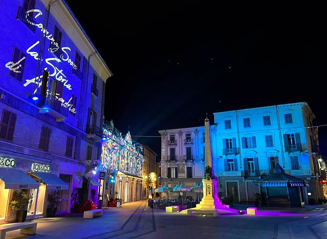 Da Napoleone a Umberto Eco, da Giorgio Vasari a Borsalino, un nuovo racconto sui muri della città: debutta il suggestivo videomapping