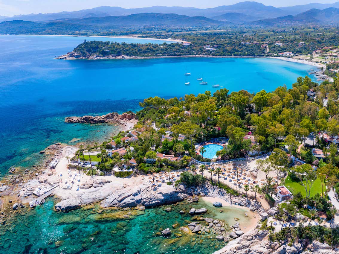 Sardegna, sulla costa frastagliata dell’Ogliastra una penisola di 60 ettari di natura incontaminata ospita l’Arbatax Park Resort