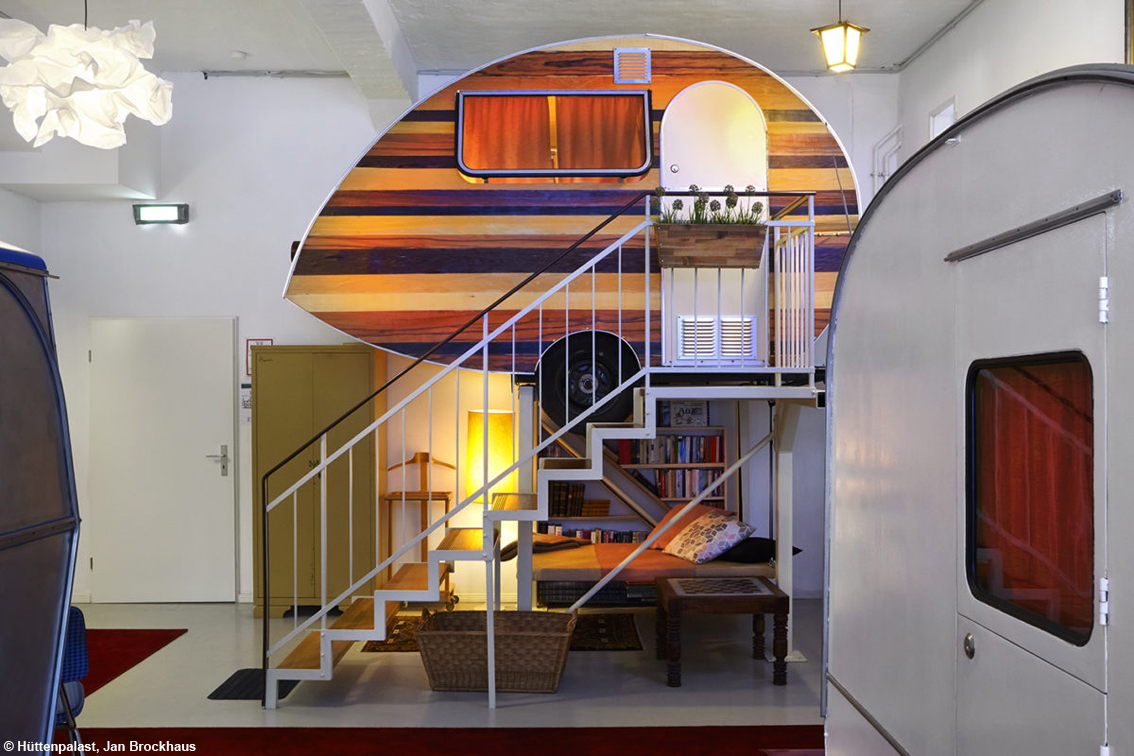 Un caravan hotel a Berlino: dal sogno di due giovani imprenditrici, è nato l’Hüttenpalast con 8 roulotte vintage (e non solo)