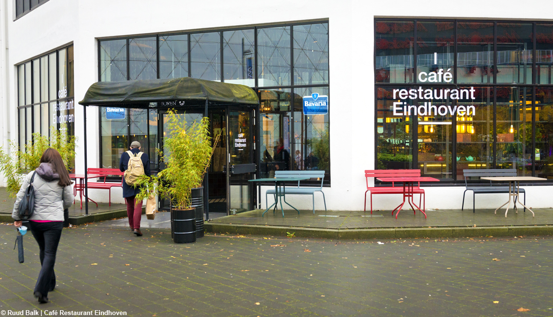 La torre della luce diventa il Café Restaurant Eindhoven: un birrificio, una torrefazione e un panificio dove domina la circolarità