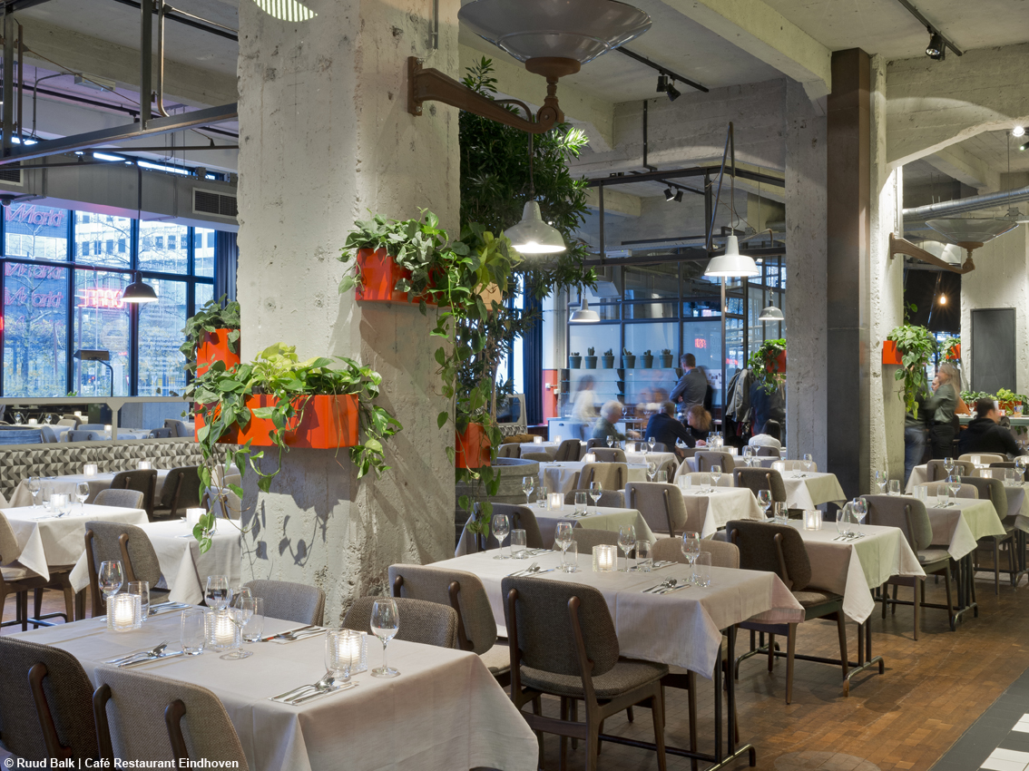 La torre della luce diventa il Café Restaurant Eindhoven: un birrificio, una torrefazione e un panificio dove domina la circolarità