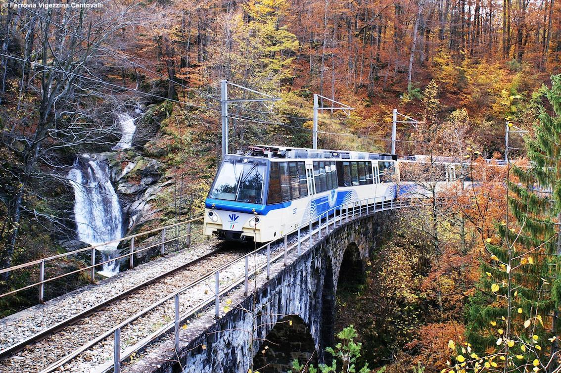 Tra Italia e Svizzera un percorso slow e panoramico: torna la magia del Treno del Foliage sulla Ferrovia Vigezzina-Centovalli