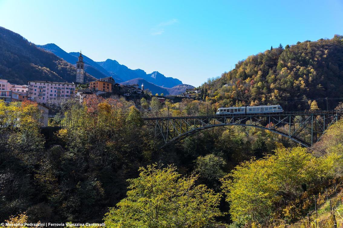 Tra Italia e Svizzera un percorso slow e panoramico: torna la magia del Treno del Foliage sulla Ferrovia Vigezzina-Centovalli