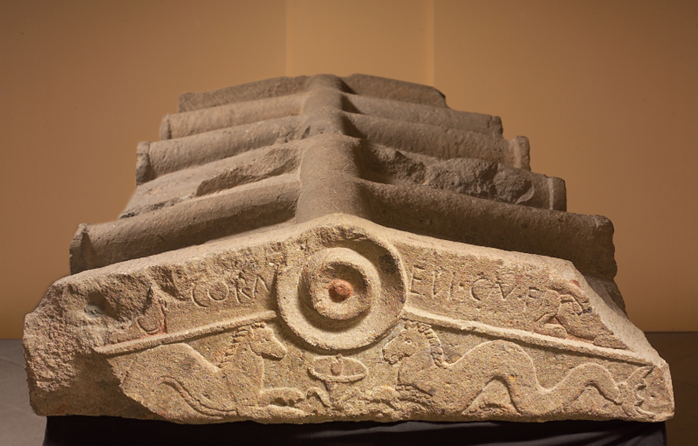 Coperchio di sarcofago a forma di tetto a due spioventi, con iscrizione di Lucio Cornelio figlio di Gneo, peperino, 376/300 a.C. Roma, via Cristoforo Colombo angolo via Marco Polo. Inv. S 3309, Musei Capitolini, Centrale Montemartini, Sovrintendenza Capitolina ai Beni Culturali, Musei Capitolini