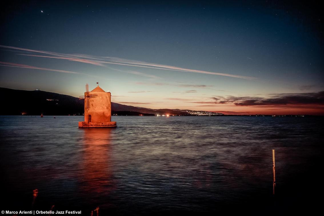 La terrazza sulla Laguna della Polveriera Guzman di Orbetello palcoscenico d'eccezione per il grande jazz