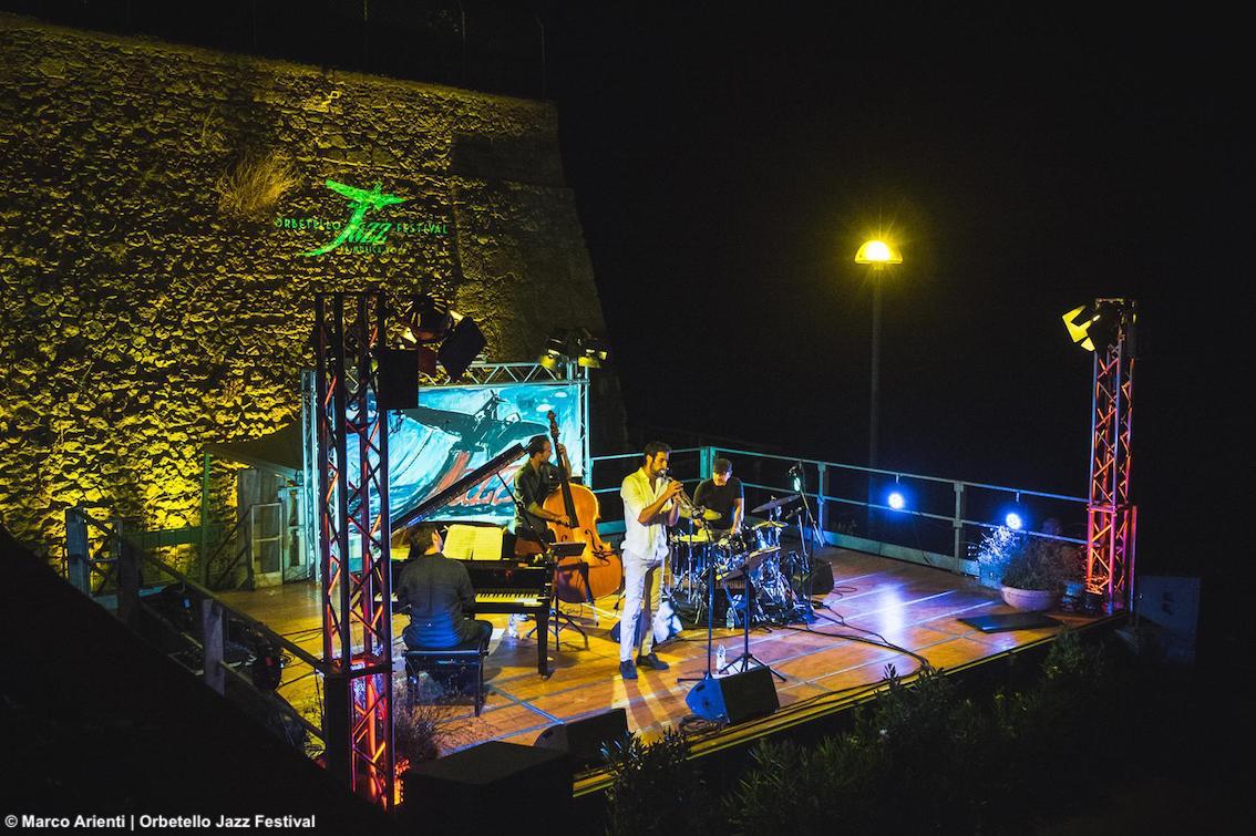 La terrazza sulla Laguna della Polveriera Guzman di Orbetello palcoscenico d'eccezione per il grande jazz