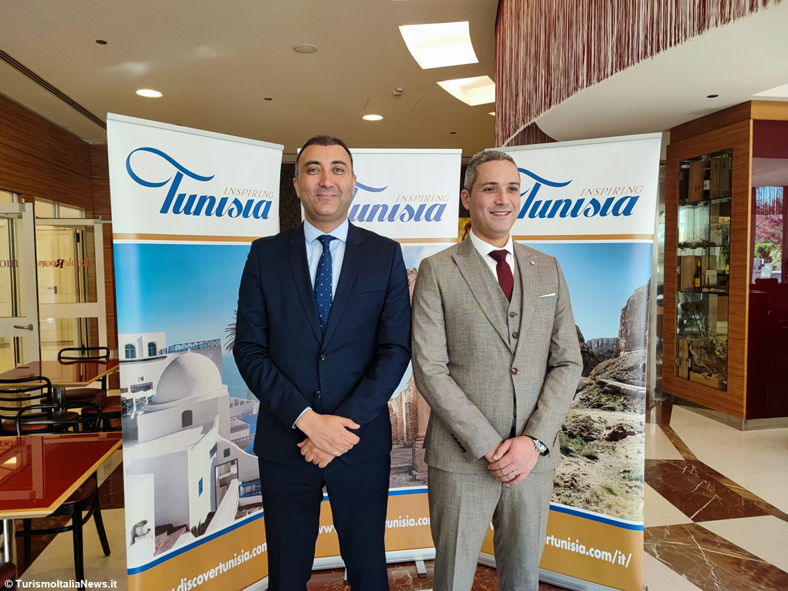 Il ministro del Turismo e dell’Artigianato Mohamed Moez Belhassine (a destra nella foto) è stato accolto a Milano dal direttore dell’Ente Nazionale Tunisino per il Turismo, Souheil Chaabani 
